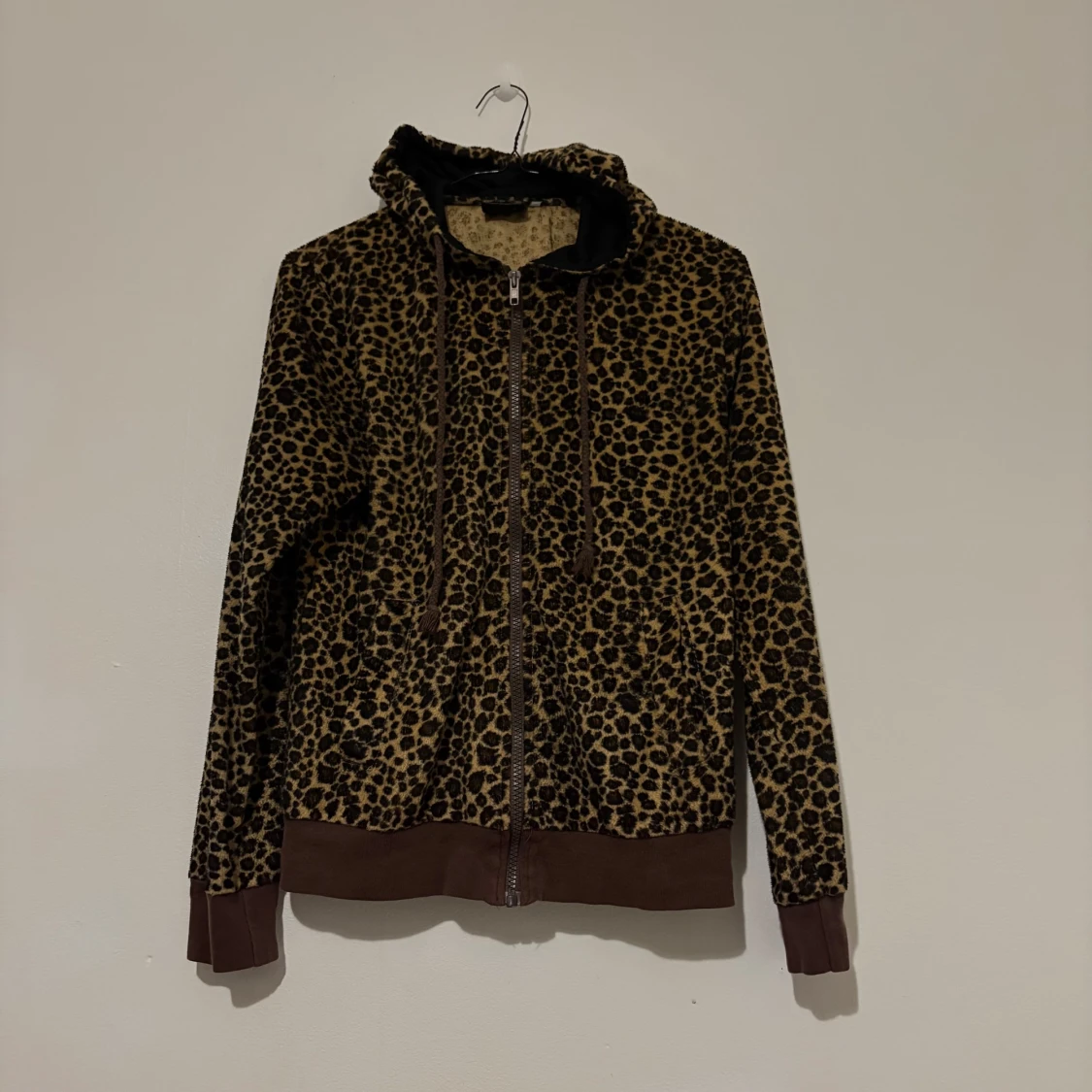 Leopardmönstrad hoodie med huva - 3