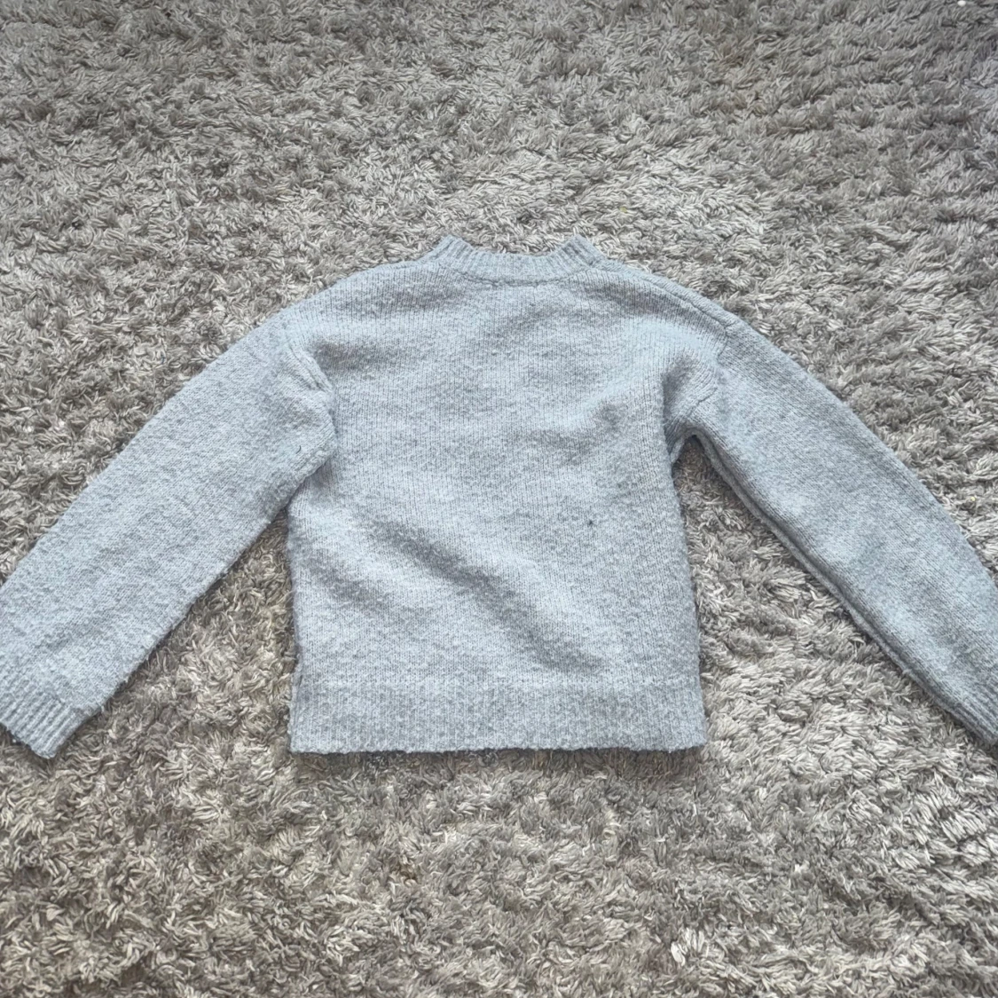 Ljusgrå stickad tröja med ribbad kant - 1