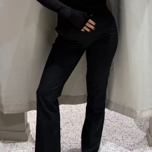 Svarta kostymbyxor - Snygga svarta kostymbyxor med klassisk rak passform och hög midja. Är i modellen vilma från bikbok. Helt oanvända💌