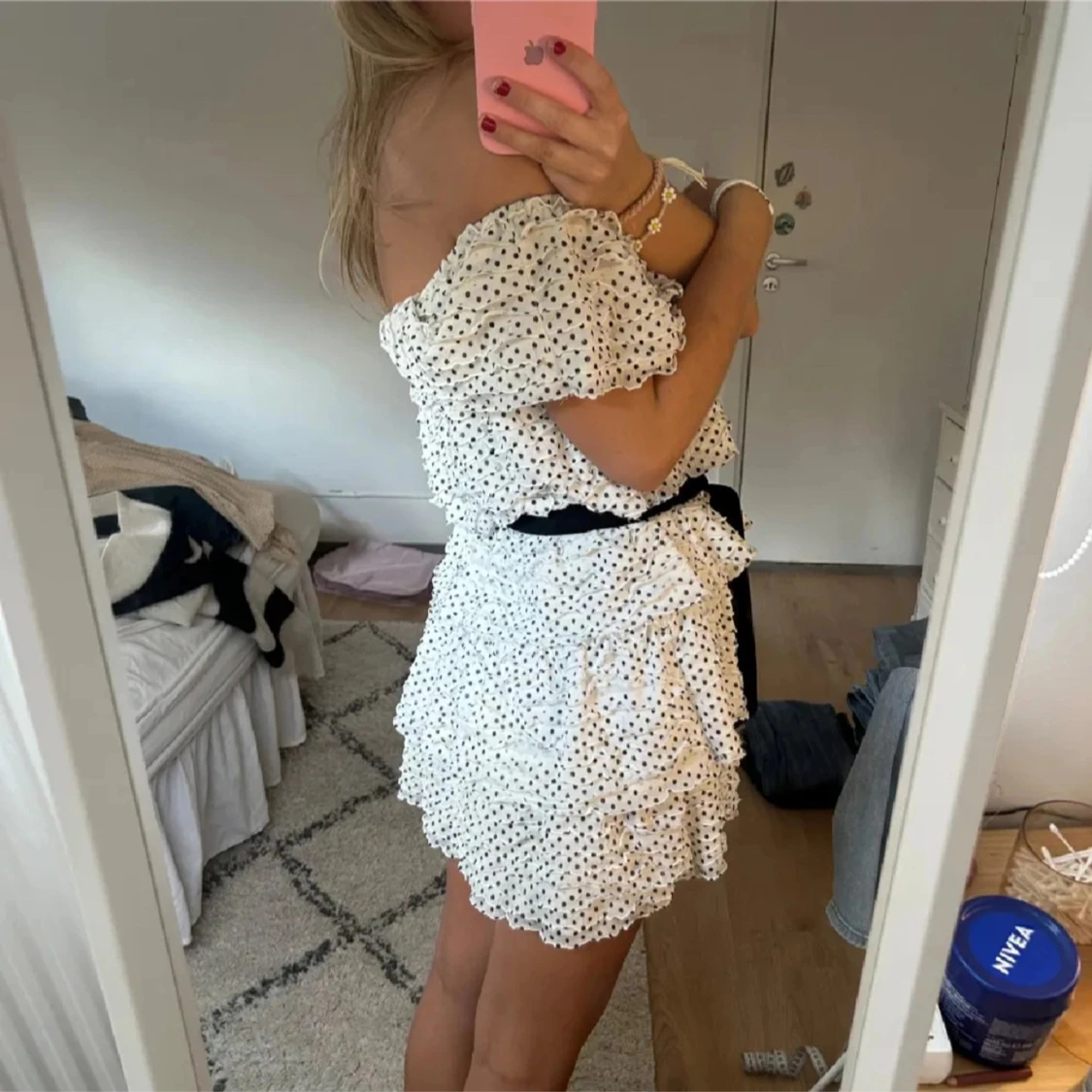 Vit prickig omlottklänning med volanger - 91