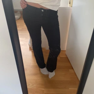 Svarta lågmidjade bootcut jeans - Säljer ett par svarta jeans med bootcut-modell och låg midja. Byxorna har klassisk femficksdesign, bälteshällor och stängs med knapp och dragkedja. Snygga till sneakers eller boots och passar perfekt till en avslappnad stil. Säljer pågrund av att de inte används längre. Skriv gärna vid fler frågor! ☺️💕
