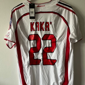AC Milan Kaka - FÖRST TILL KVARN Säljer en vit AC Milan fotbollströja från Adidas med Kaka och nummer 22 på ryggen. Storlek M