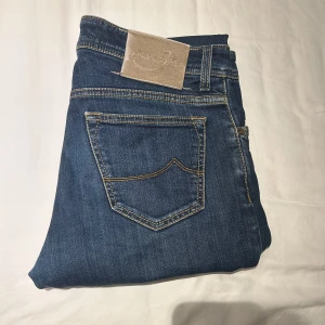 Jacob Cohën byxor - Säljer nu ett lar Javob Cohën jeans i riktigt bra skick. Storleken är 32 slim fit och kostar nya ungefär 4000, säljer nu för endast 999!