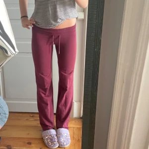 Ultra lowwaist yoga pants!  - Dessa yoga pants är väldigt lågmidjade och är super sköna. De är i storlek XXS men passar mig som är 173cm. Super sköna till vardag och snygga!❤️