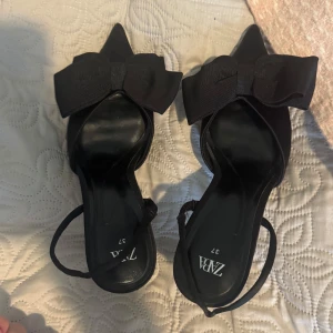 Svarta klackar med rosett från Zara -  svarta klackar från Zara med spetsig tå och klack. Bara använda en gång pga för stora för mig🥰