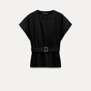 Svart topp med bälte från Zara - Stilren svart topp från Zara med rund halsringning och breda korta ärmar. Toppen har ett snyggt bälte i midjan med silverfärgat spänne. Den går inte längre att köpa, i strlk M. Köpt för 259, säljer för 149+frakt. Bra skick. 
