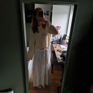 Beige croppad stickad tröja Noisy May - Superfin croppad stickad tröja från Noisy May i ljus beige färg. Tröjan har långa ärmar, rund halsringning och en loose fit. Perfekt att slänga på över ett linne eller klänning för en chill look. Använd 2 gånget då mycket bra skick!💕