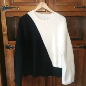 Other stories stickad - Slut och eftertraktad tröja från other stories, fint skick! Något nopprig, men inga märkbara defekter. Kommer inte till användning! Kom gärna med prisförslag! ❤️🥰 Storlek M, men passar xs-s lika bra. 