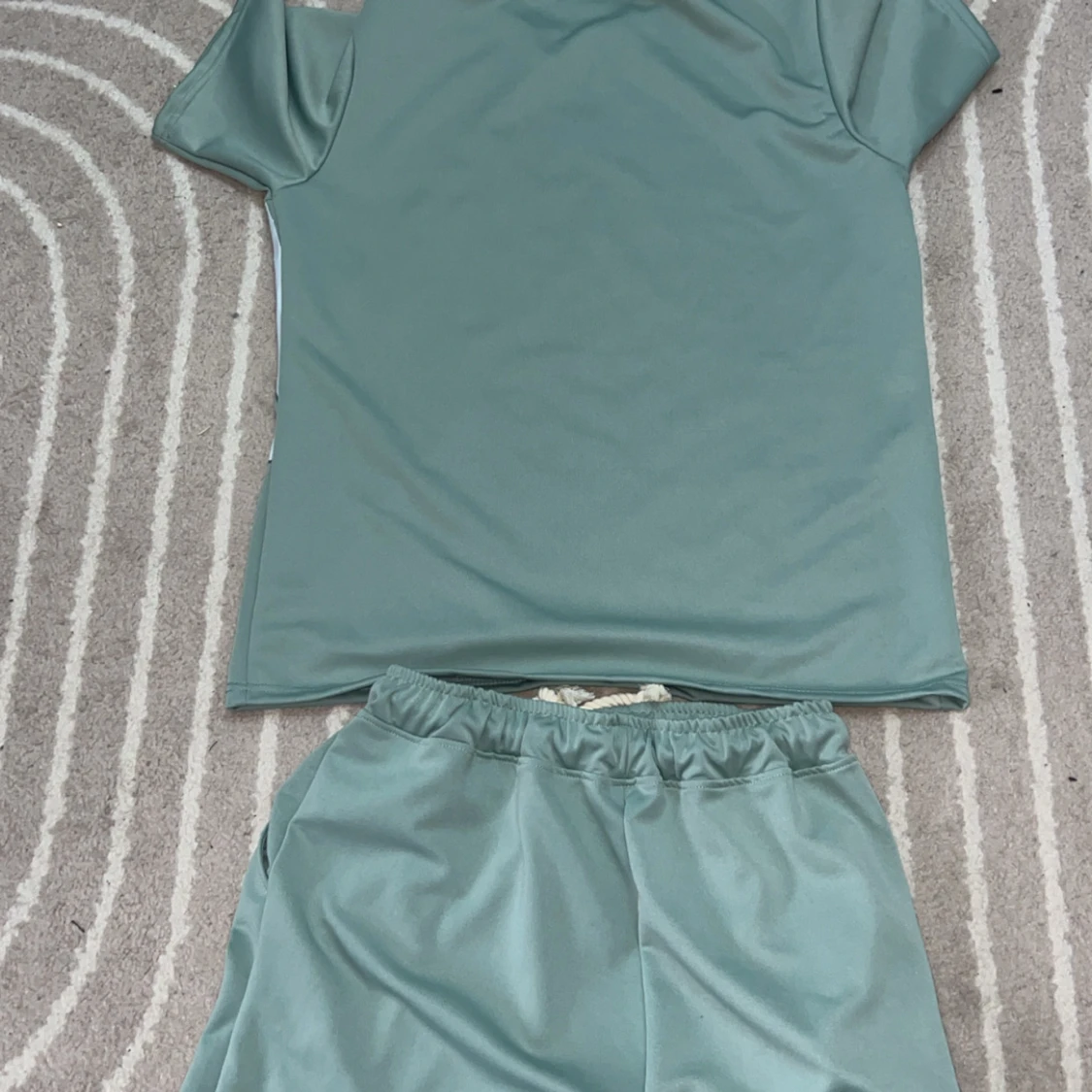 Gröna syna world shorts och t shirt med snörning och tryck - 1