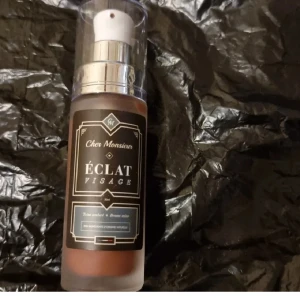 Éclat Visage bronzer från Cher Monsieur - Bronzer i pumpflaska från Cher Monsieur, Éclat Visage. Ger en solkysst look med en varm, bärnstensfärgad ton. Flaskan är frostad glas med svart och silverdetaljer, 30 ml. Provad två gånger.