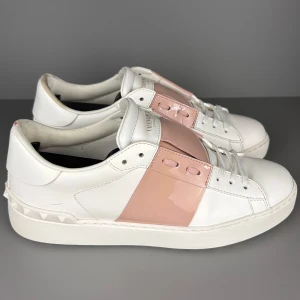 Valentino Open Rosa - Modell: Valentino Open | Skick: 9/10 | Storlek: 38 | Pris: 2399kr | Tillbehör: Inget | Fler frågor? Hör av dig isåfall!