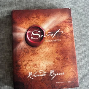 The Secret: Hemligheten - Upptäck en bok som lockar med mystik och inspiration! 'The Secret: Hemligheten' avslöjar en uråldrig hemlighet som fascinerat stora tänkare genom tiderna. Perfekt för dig som vill utforska nya perspektiv och hitta motivation i vardagen.