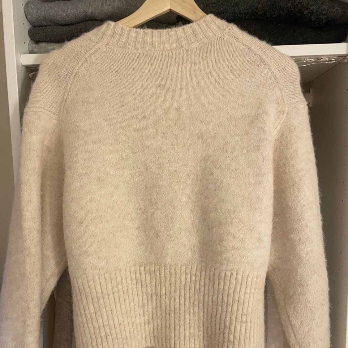 Beige stickad tröja Weekday - 1