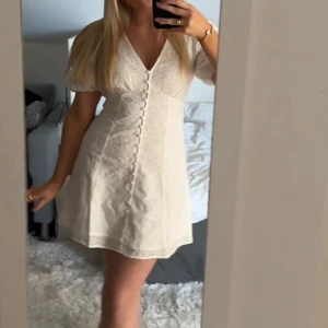 Vit klänning med puffärm - Superfin vit kort klänning med v-ringning, puffärmar🌸🌸🌸Endast använd en gång(på studenten) annars heeelt ny😍😍🙏Helt slutsåld på hemsidan!! Så passa på🤩