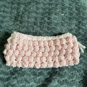 Virkad rosa necessär!💗 - En fin liten handvirkad necessär som jag gjort själv. Går att stänga igen med hjälp av det insydda garnet runt om. På 4:e bilden ser du vad som får plats i necessären. ⚠️OBS! Alla produkter inuti necessären på fjärde bilden ingår ej i beställningen!!