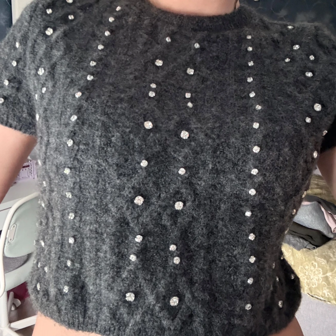 Utsmyckad kort stickadtröja - 1