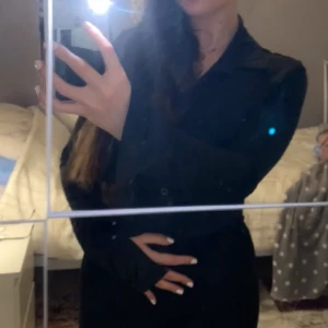 Body topp med knappar  - Endast använd 1 gång. Jättefin body som har knappar framtill och slits vid handen