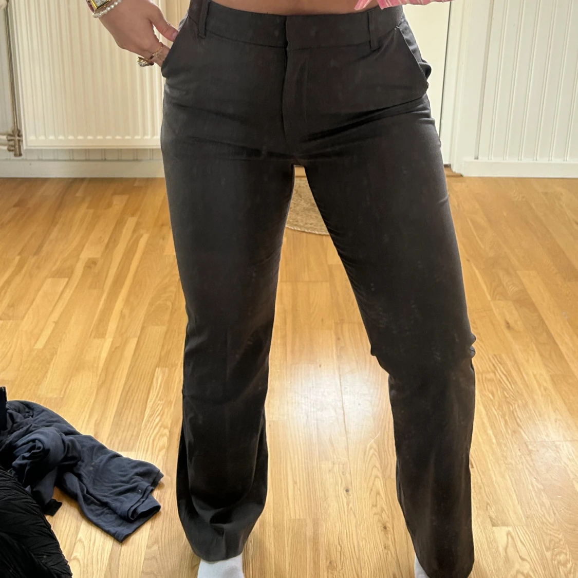 Mörkgrå kostymbyxor med raka ben