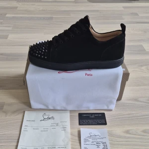 Svarta louboutins - Tjena, säljer ett par louboutins i storlek 43. Skorna är använda ett par gånger, men inga defekter förutom lådan, om ni frågar så kan jag skicka bild på hur lådan ser ut. Det står storlek 42 på boxen men det är egentligen storlek 43 eftersom boxen kommer från ett annat par skor!