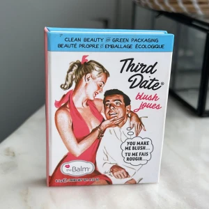 theBalm Third Date Blush - Blush från theBalm i nyansen Third Date. Perfekt för att få till en naturligt fräsch look. Använd en gång med ren borste, tyvärr inte i min smak. 