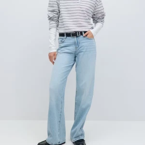 Ljusblåa midwaist wide jeans  - Ljusblåa midwaist wide jeans från Gina Tricot i storlek 34. Endast använda två gånger och är i nyskick.