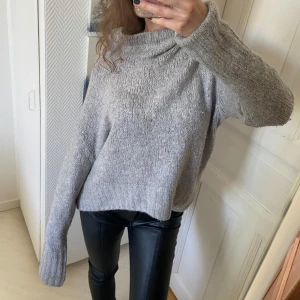 Oversize stickad tröja - Stor, varm och mysig! Xs men oversize så passar garanterat xs-m åtminstone beroende på vilken passform man vill ha  Skriv om du vill köpa annat på min sida så kan du få paketpris och slippa betala dubbelfrakt.