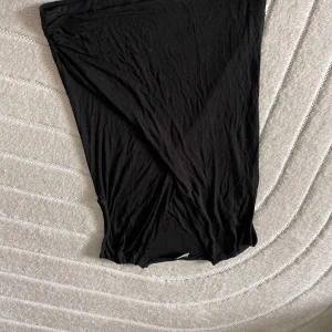 Svart topp  från Gina Tricot XS - Enkel och stilren svart topp  från Gina Tricot i mjukt och lätt material..