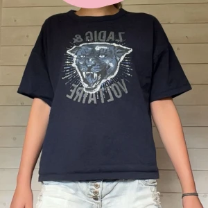 Mörkblå t-shirt Zadig & Voltaire panter - Fin mörkblå tshiet från Zadig Voltaire 🥰🥰🥰 Väldigt bra skick ❤️