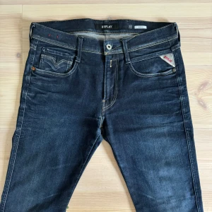 Replay Jeans - Replay Jeans (Anbass) | Size: W33 L34, sitter mer som W32 | Skick: 9/10, inga tydliga defekter | Hör av dig vid frågor och funderingar | Vänliga hälsningar!