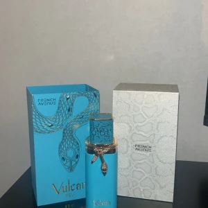Vulcan feu - EDP - Vulcan Feu Eau de Parfum – Inspiration av God of Fire – Nästan oanvänd Säljer Vulcan Feu, en parfym inspirerad av God of Fire från Stéphane Humbert Lucas. Den har en fruktig, exotisk doftprofil med tydliga mangonoter som ger en tropisk, modern känsla. Nästan helt oanvänd – endast testad med 2–3 sprayningar. Väldigt lik originalet, men mango är inte min stil. Volym: ca 100 ml Skick: Nästan nyskick