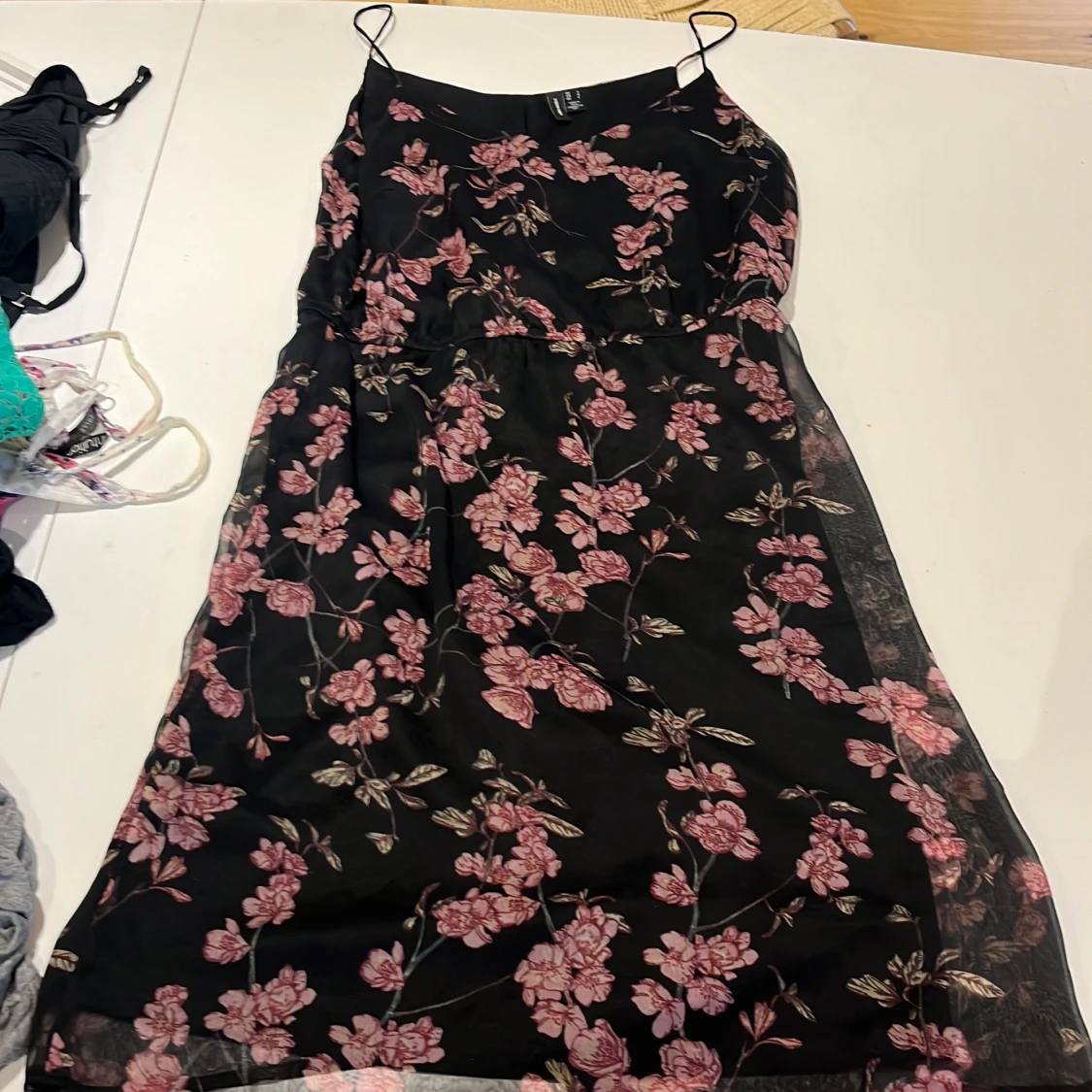 Blommig svart klänning Vero Moda L