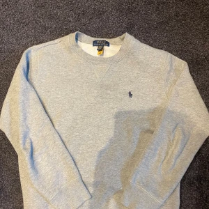 Grå sweatshirt från Polo Ralph Lauren - Klassisk grå sweatshirt från Polo Ralph Lauren, superfint skick!