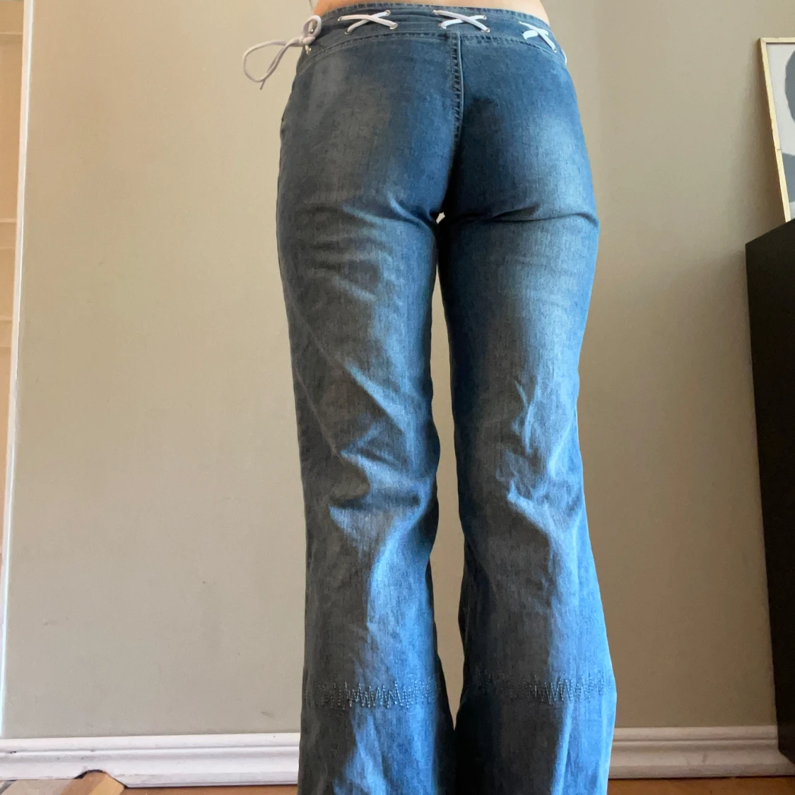 Blå bootcut jeans med snörning - 2