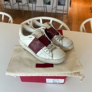 Valentino Garavani Open sneakers vit/vinröd - Snygga Valentino Garavani sneakers i storlek 36,5. De är använda som syns på bilderna men fortfarande i fint skick!😊