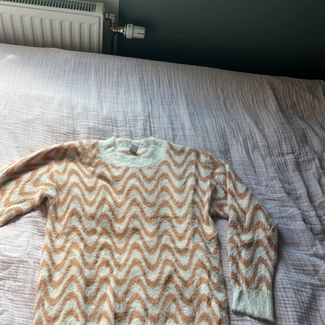 Beige och vit vågig stickad tröja Lindex