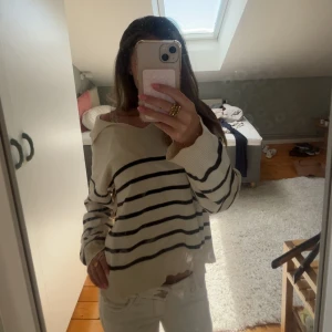 Randig stickad tröja - Superfin lite tunnare  tröja med ränder och v-ringad krage. Perfekt under sommarkvällar!💕