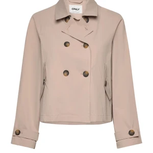 Beige trenchcoat från ONLY - Snygg beige trenchcoat från ONLY med dubbelknäppning. Perfekta tunna jackan nu till sommaren och våren💗💗