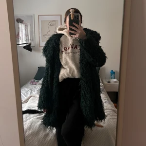 Mörkgrön teddyjacka från Minimum - Säljer en snygg mörkgrön teddyjacka från Minimum. Jackan har en fluffig textur och långa ärmar, perfekt för att hålla sig varm under kyliga dagar. 