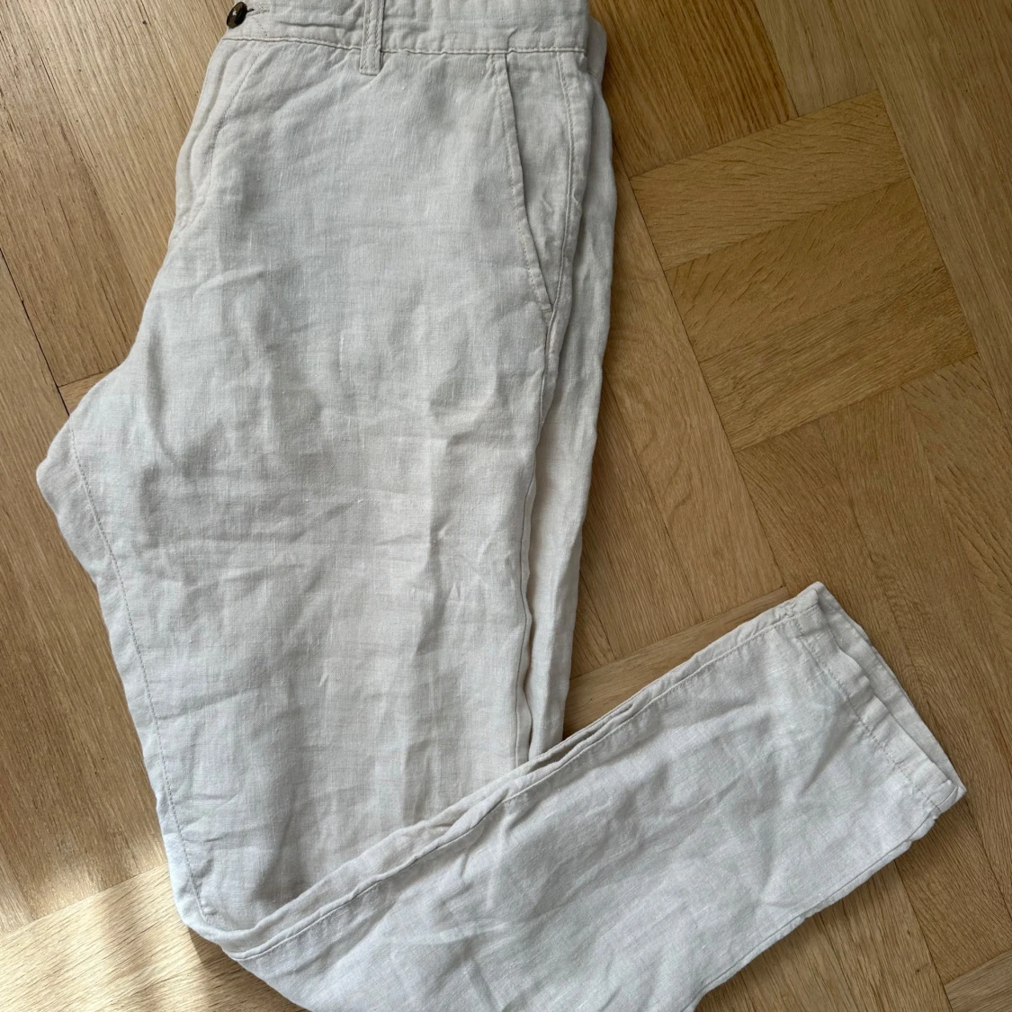 Beige linnebyxor med knappdetalj