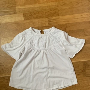 Populär zara blus🤩😲 - Säljer nu min populära zara blus som inte kommer till användning! Barnstorlek 13-14 men hade kunnat passa xxs-xs! Skriv om ni vill ha fler bilder, frågor💞💞kan diskutera pris