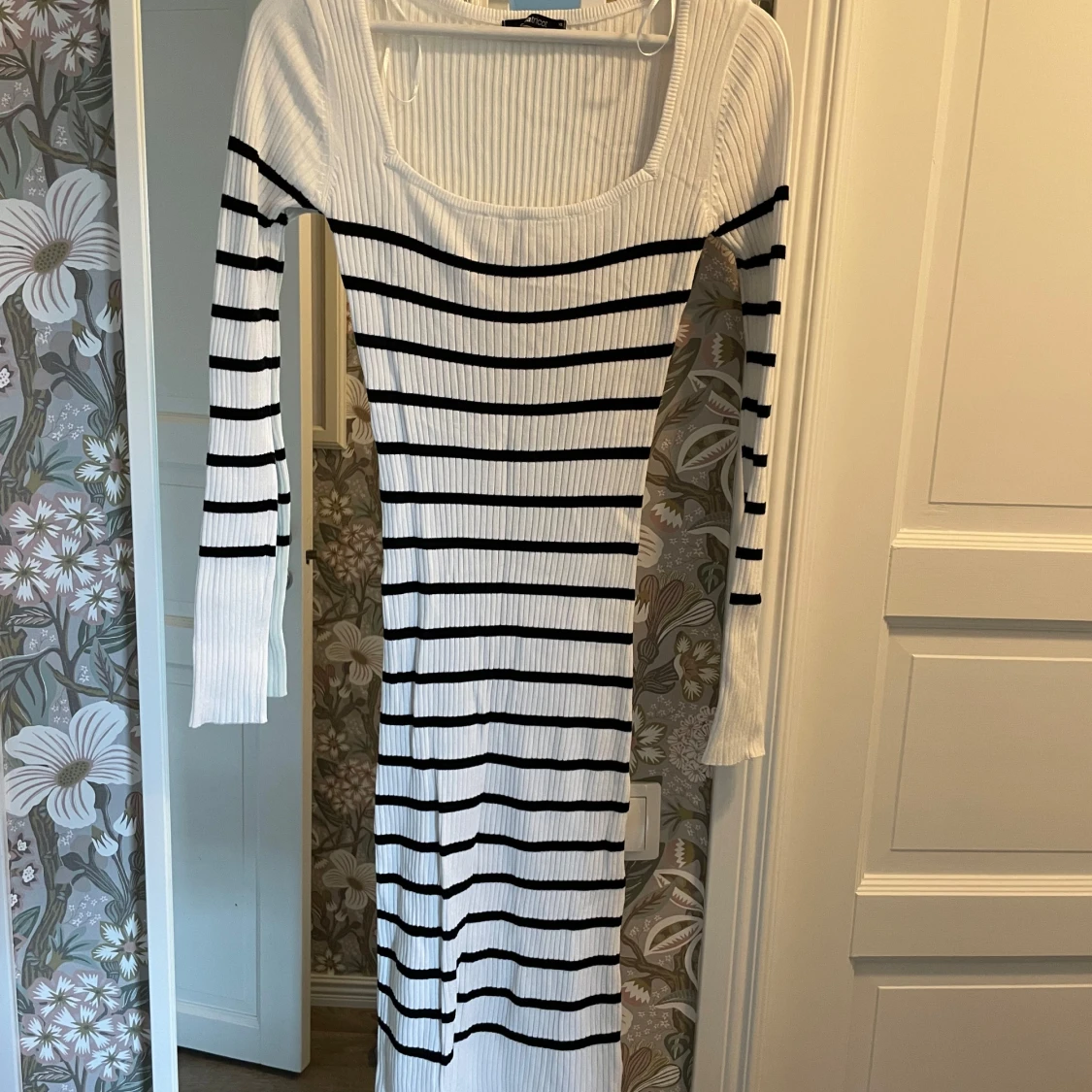 Stickad långklänning i randigt tyg 