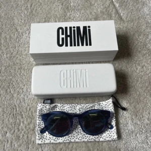 Blå solglasögon från Chimi - Snygga blå solglasögon från Chimi med rund form och spegelglas. Perfekta nu till vår och sommar. Kommer med originalförpackning och fodral. Färg: acai modell: #003