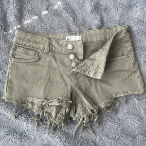 Gröna lågmidja jeansshorts - Snygga gröna jeansshorts med låg midja. Storlek 34/XS!