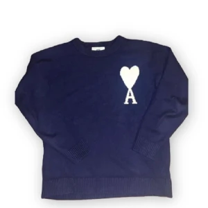 Mörkblå tröja från Ami Paris - Säljer en stickad Ami Paris tröja använd ca 7-8 ggr, sjukt skönt ull tillverkad i Portugal. Pris kan absolut diskuteras så släng ett förslag eller frågor om du har någon.