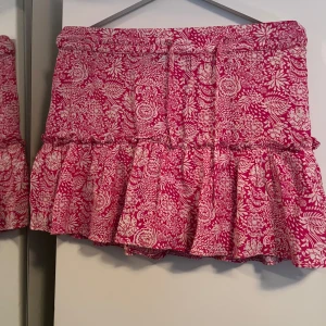 Rosa kjol med volang - jag säljer denna rosa kjol från zara som knappt är använd pris kan diskuteras💗
