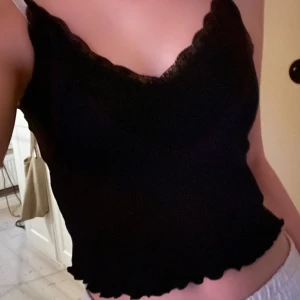 Svart spetslinne från H&M Divided - Snygg svart linnetopp från H&M Divided med spetsdetaljer längs kanterna. Linnet är i storlek S. Inga defekter och knappt använt! 🖤