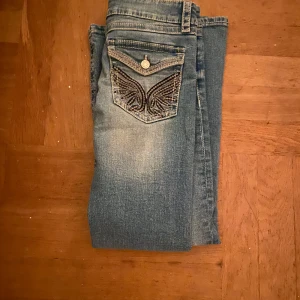 Blå jeans från Gina Tricot - Jeans från Gina tricot. En gammal model så säljs inte längre och har broderi på bakfickorna. Storlek 152❤️ 
