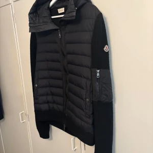 Moncler Cardigan  - Säljer en Moncler Cardigan som är i bra skick. Storlek L men passar även M. Hör av er för fler frågor! Priset kan diskuteras