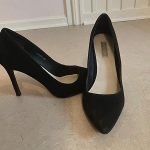 Klackar  - Svarta klackar från Nelly i mocka, lite slitna på klacken men inget som märks av 