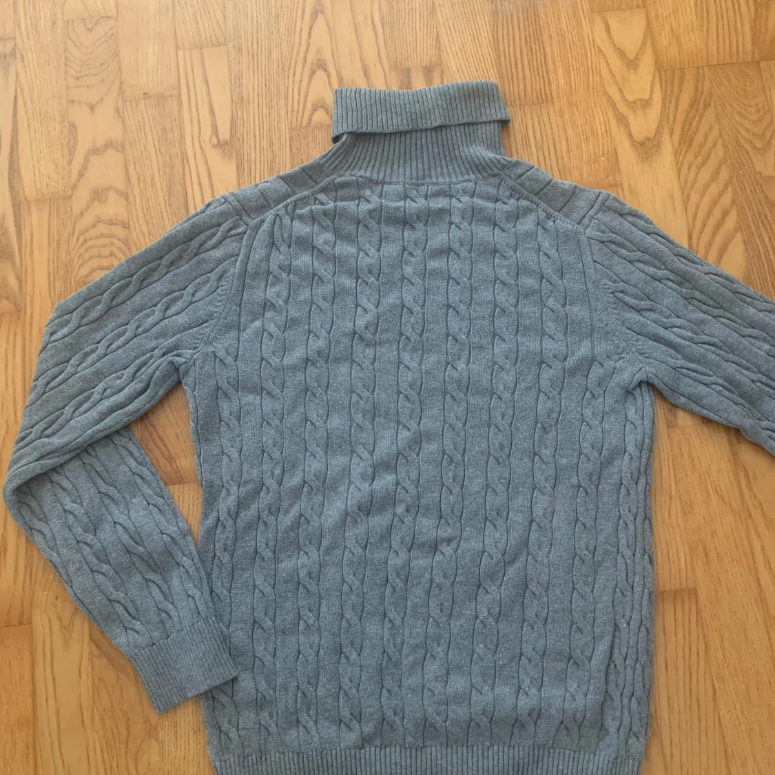 Grå kabelstickad polotröja från Gant - 2